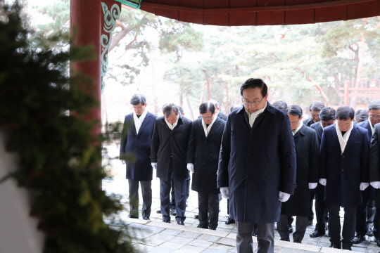 손태승 우리금융그룹 회장이 1일 경기도 남양주 소재 홍유릉에서 고객신뢰와 혁신으로 1등 종합금융그룹 달성을 기원하는 참배를 하고 있다.   우리금융그룹 제공